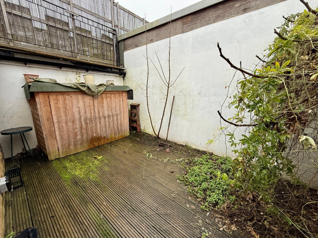 Lot: 10 - EXTENDED MID-TERRACE HOUSE IN TOWN CENTRE - Courtyard garden to rear